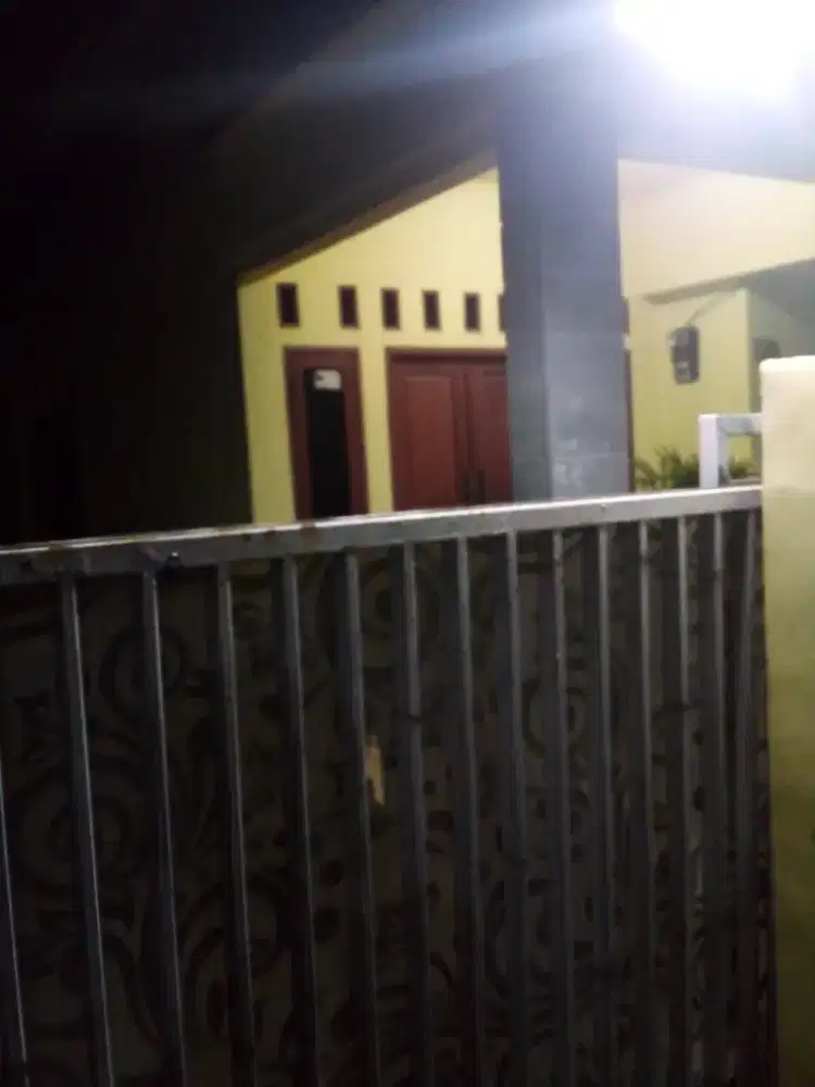 Jasa antar jemput anak sekolah wanita.