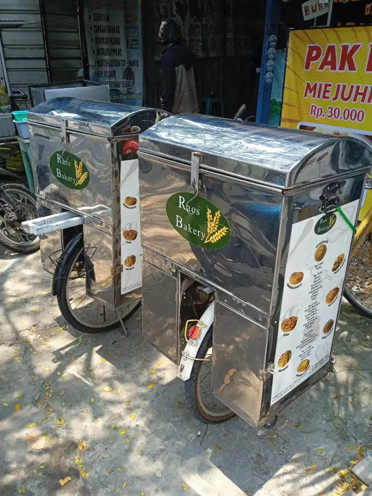 Pedagang roti keliling dan helper