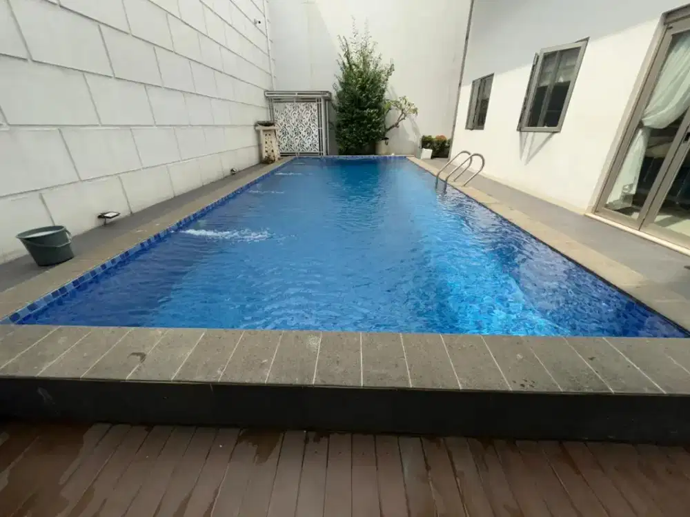 Tukang kolam renang