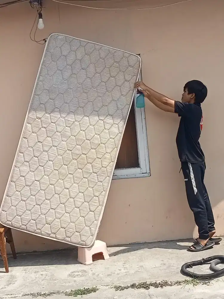 Jasa cuci kasur sofa kursi kantor jok mobil karpet kantor