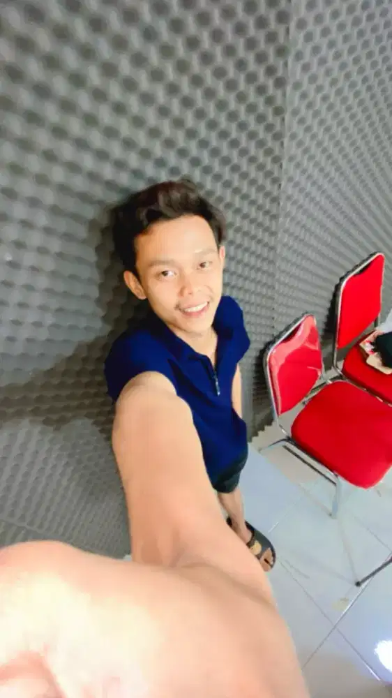 Mencari pekerjaan  host live (ada mes)