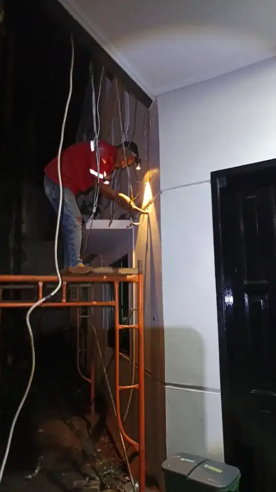 Tukang listrik medan sekitar