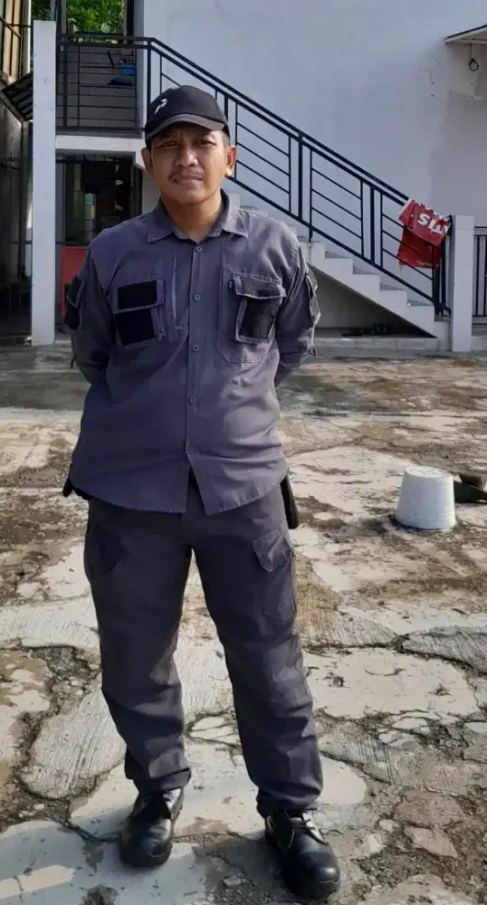 MENCARI PEKERJAAN SECURITY