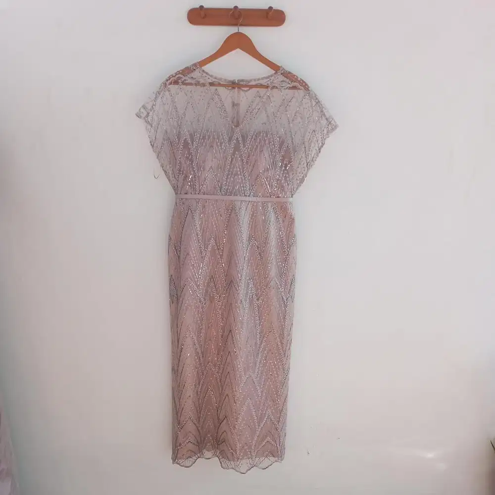 Dibutuhkan tukang jahit dress pesta atau halusan