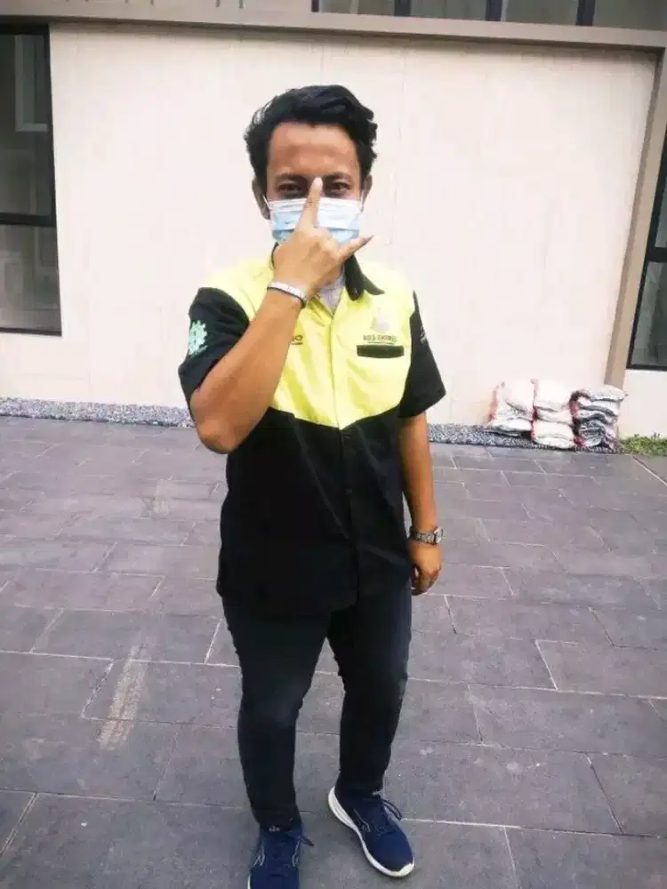 Mencari lowongan pekerjaan.