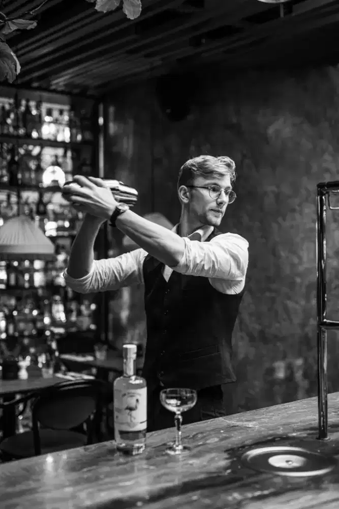 Cari lowongan pekerjaan Bartender, barista atau editor