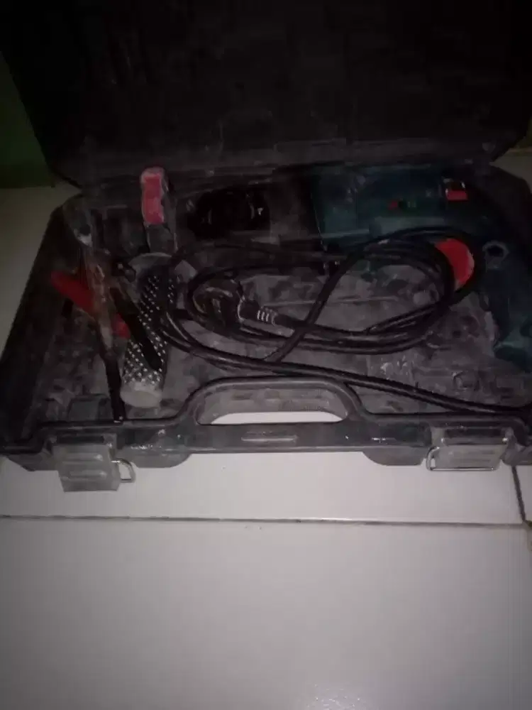 Tukang bangunan dan perbaikan atap bocor