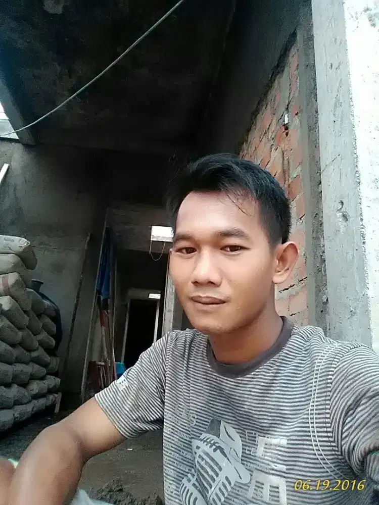 Tukang bangunan serba bisa