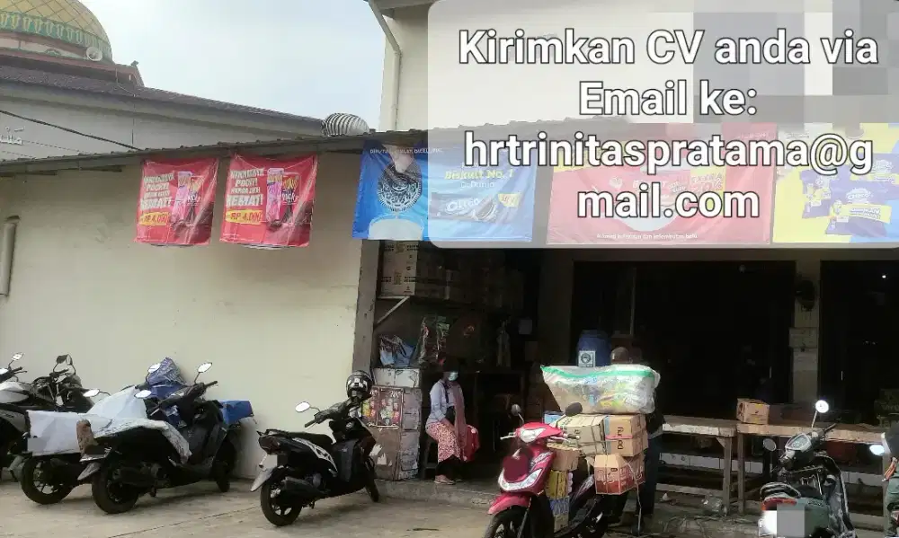 Staff toko grosir snack ps.cibinong (display)