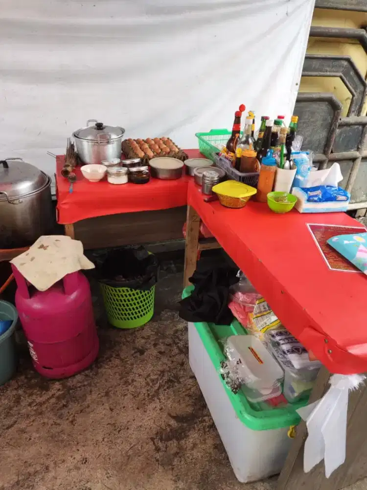 Helper pria ntk lapak tenda chinese food