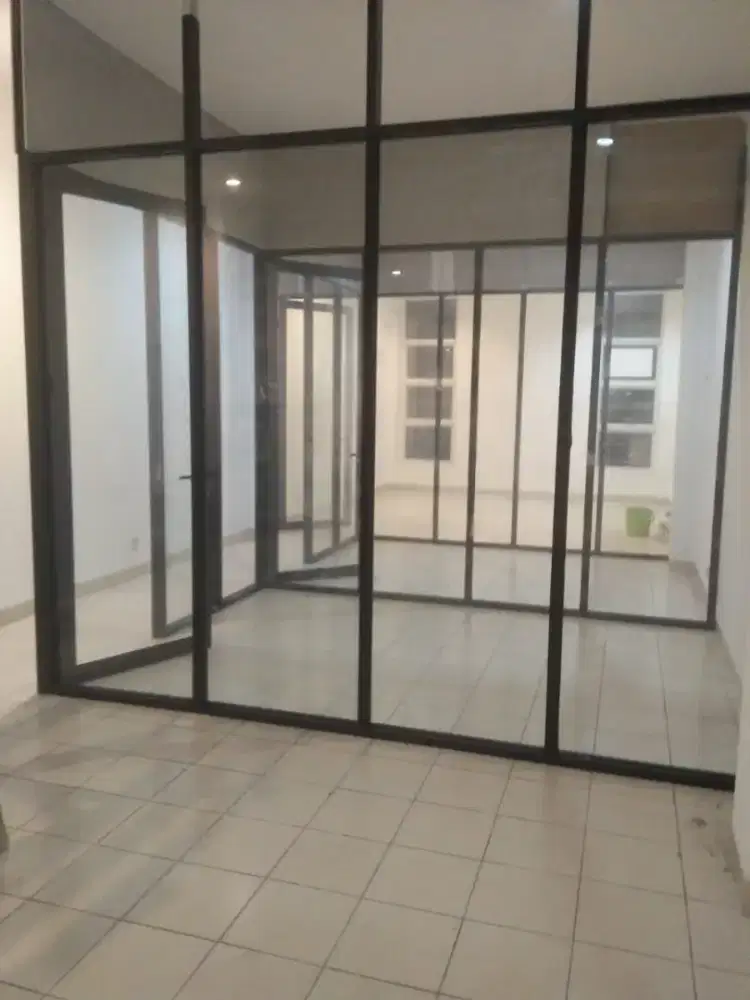 Pintu kaca dan partisi kaca kusen aluminium