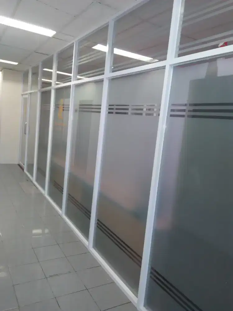 Partisi kaca rangka aluminium