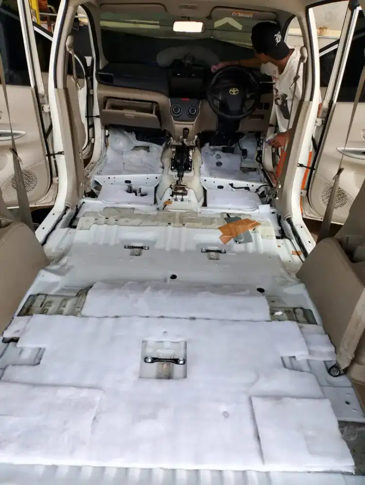 Salon interior mobil cuci jok dan karpet dasar bekas kebanjiran