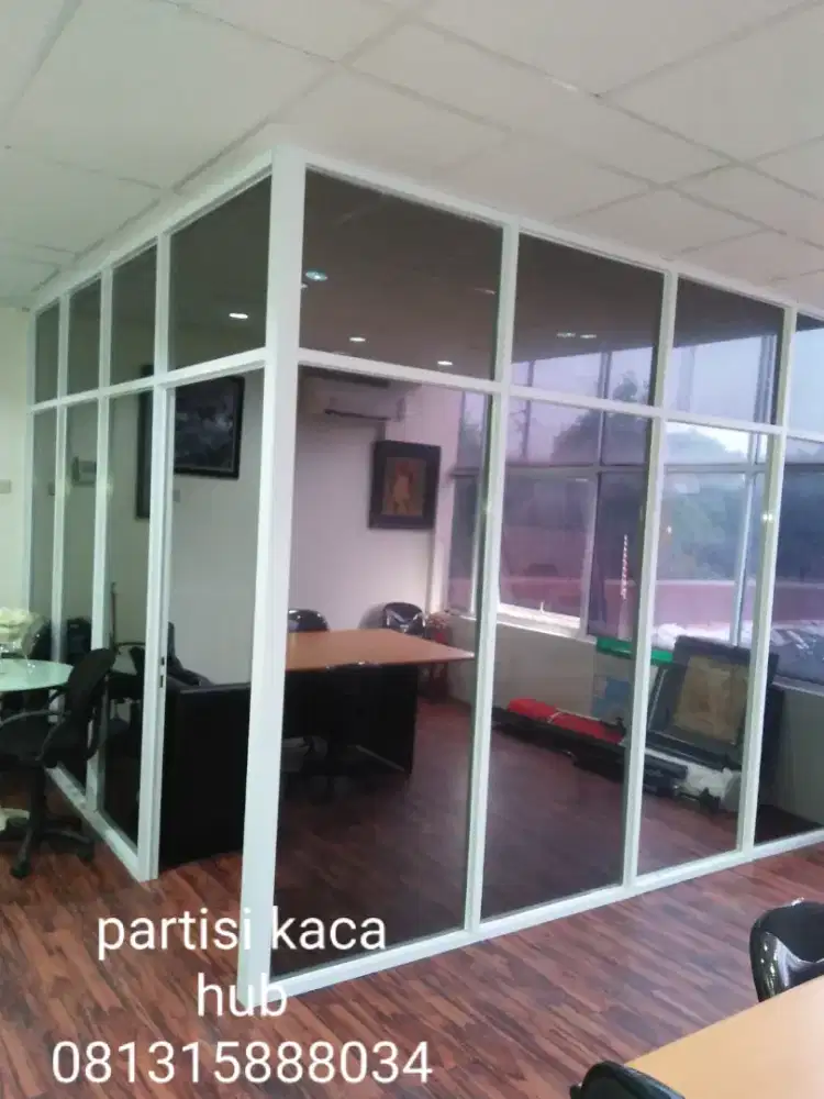 Partisi kaca rangka aluminium