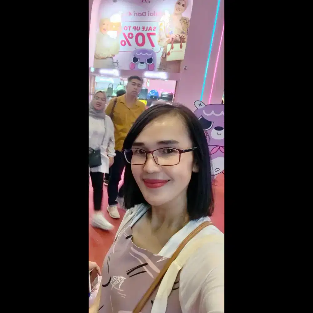 Sya btuh pekerjaan Bgian Host live streaming freelance,stay Palembang