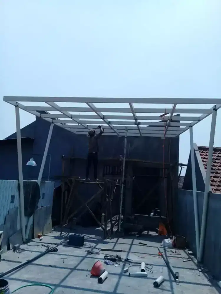 Tukang atap baja ringan dan plafon PVC
