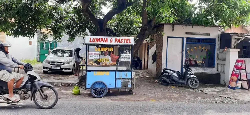 D cari karyawati jaga stand makanan