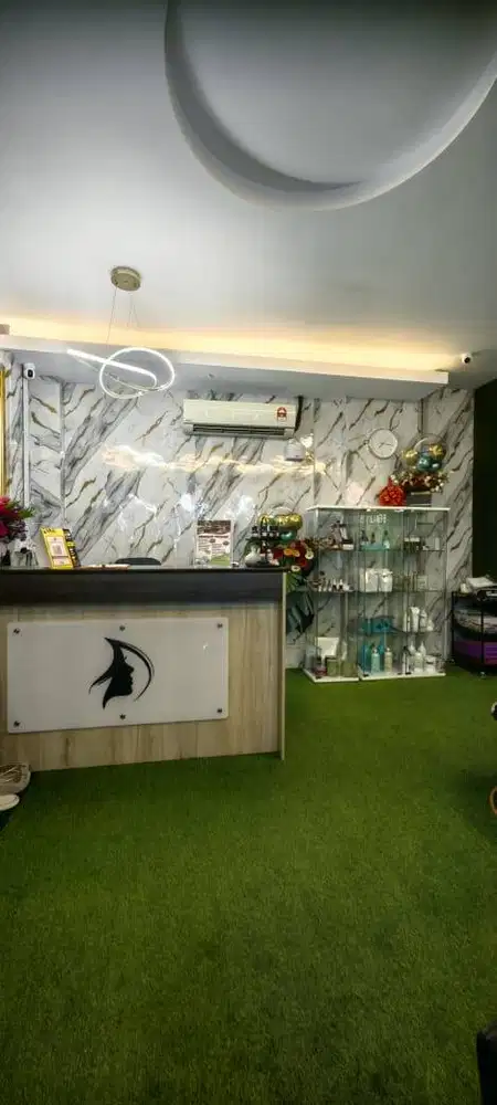 Receptionist Spa Wanita
