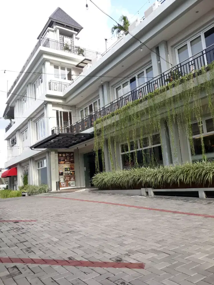 Penjaga kost atau rumah