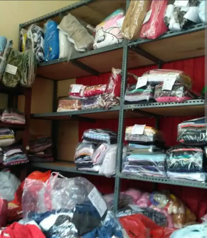Pegawai setrika di laundry