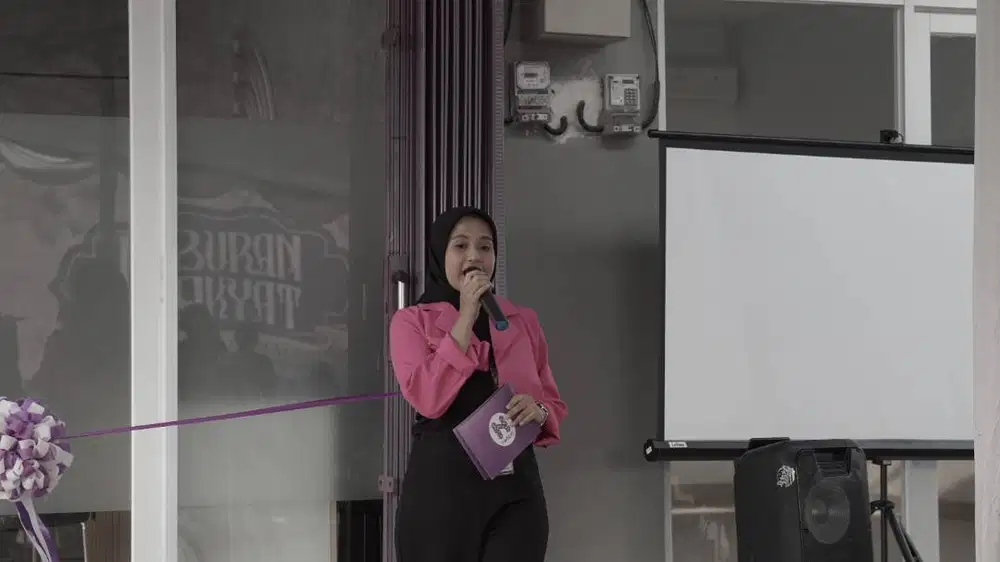 Halo Saya Deajeng, Saya Sedang Mencari Pekerjaan Freelance atau Remote