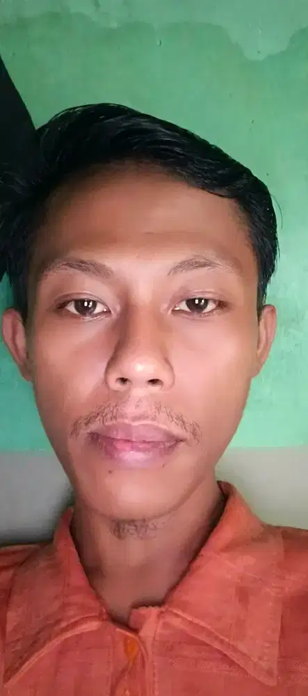 Cari pekerjaan, modal niat dan usaha mau kerja apa aja boleh.