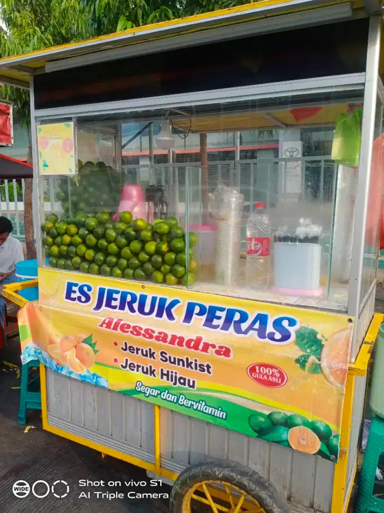 Dicari cew untuk jagga stand/lapak es jeruk peras.