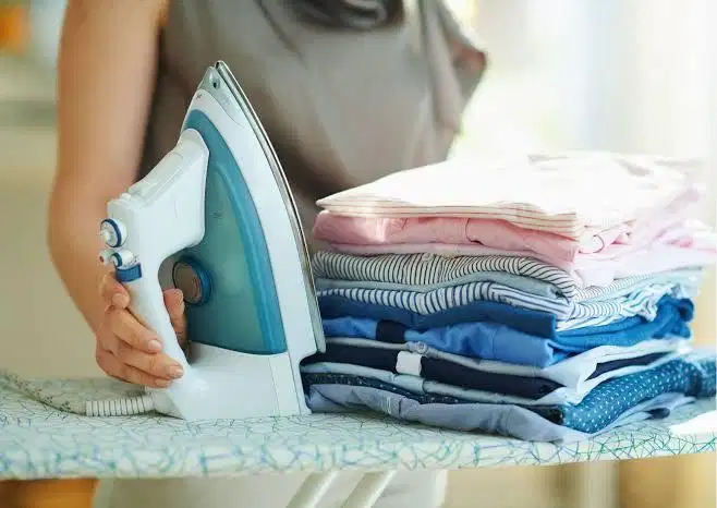 Karyawati laundry bagian setrika