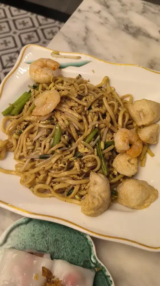 Pegawai mie pangsit babi