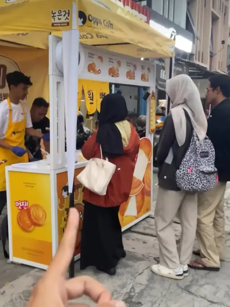 Jualan Pancake di teras swalayan di seturan