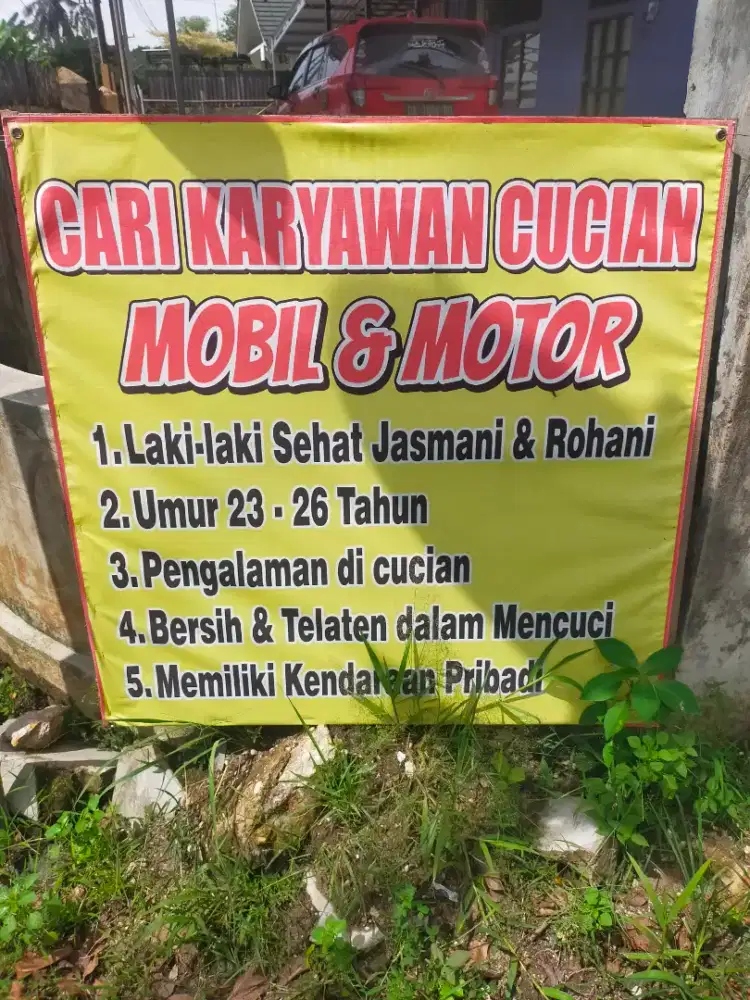 Karyawan cuci mobil dan motor