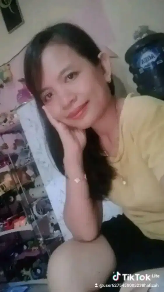 Cari kerja bersih bersih rumah. Gosok. Nyuci baju. Cuci piring