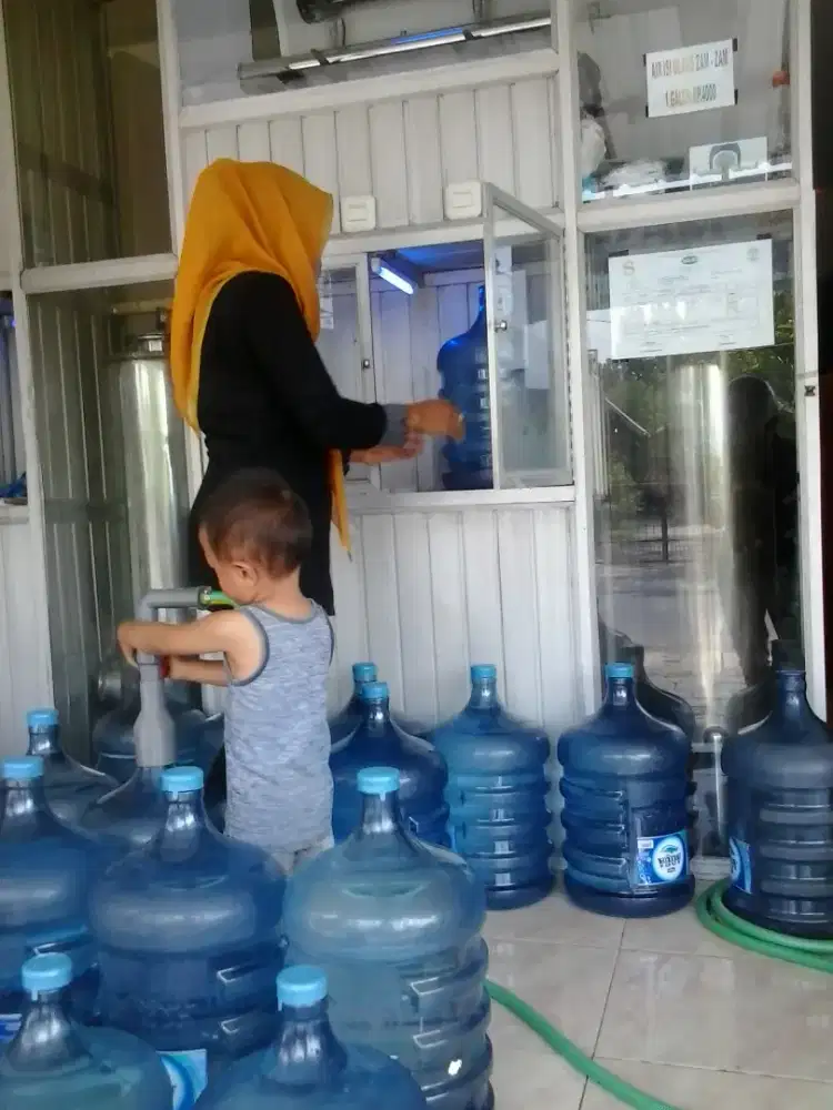 PENJAGA DAN KURIR GALON ISI ULANG