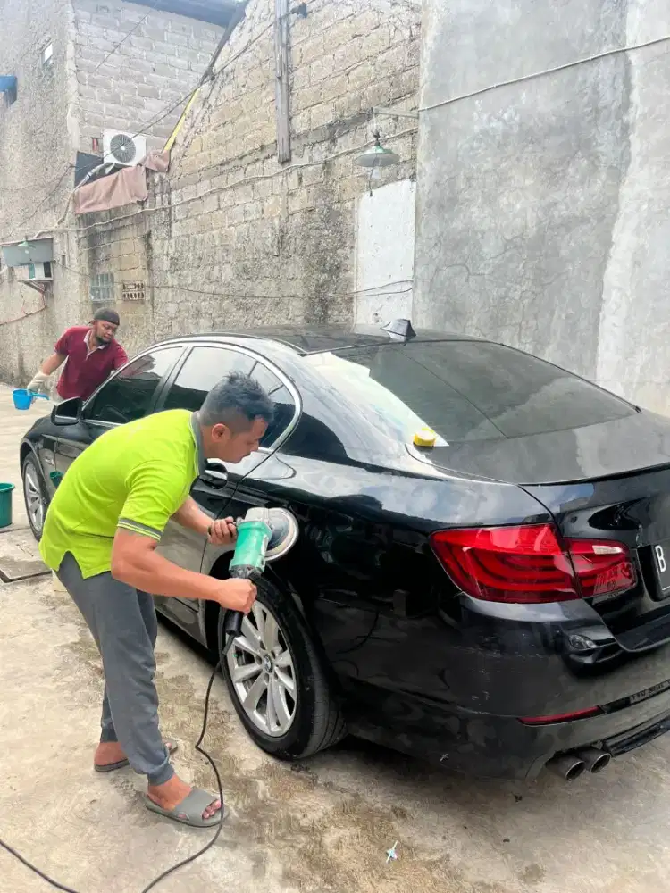 Poles dan salon mobil panggilan dki