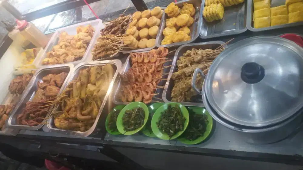 Karyawan dapur masak ayam antapani