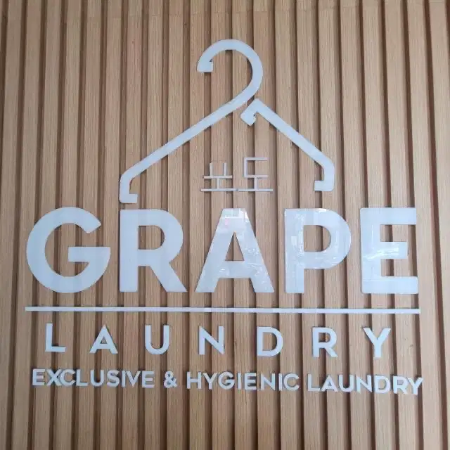 Pegawai Laundry Setrika, melipat Baju, packing