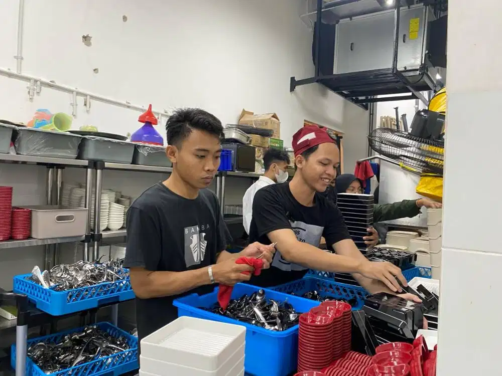 FREELANCE NYAMBI GRUP CREW CLEANER OPENING TEAM HACHI GARDEN AMPERA