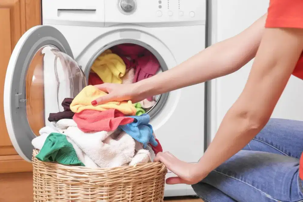 Karyawati Laundry ( Operator Cuci)