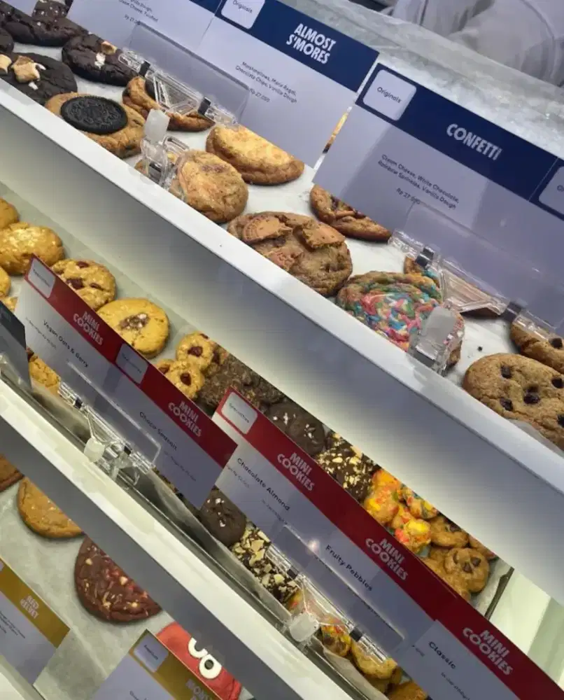 Di butuhkan karyawati untuk jaga outlet cookies