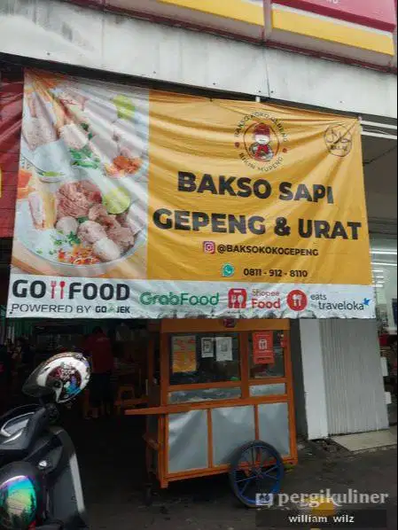 Karyawan Kedai Bakso