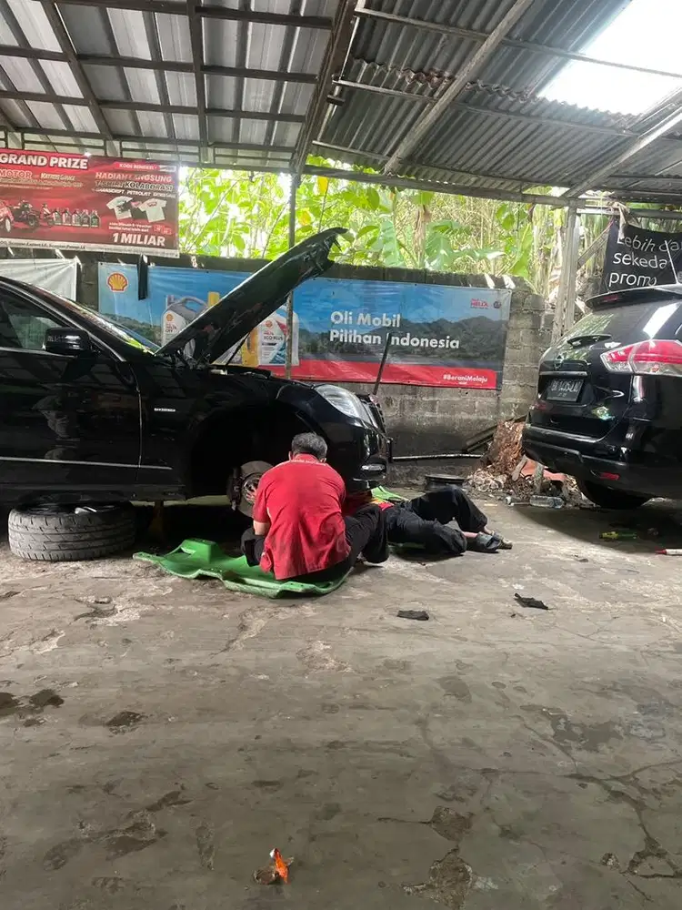 di cari mekanik bengkel mobil