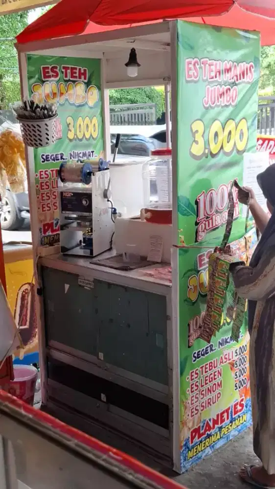 Karyawati stand minuman