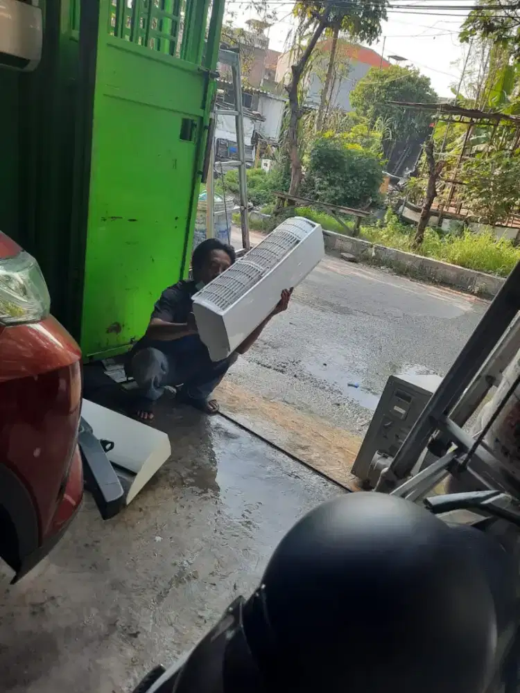 Panggilan jasa perbaikan AC netes ke rumah
