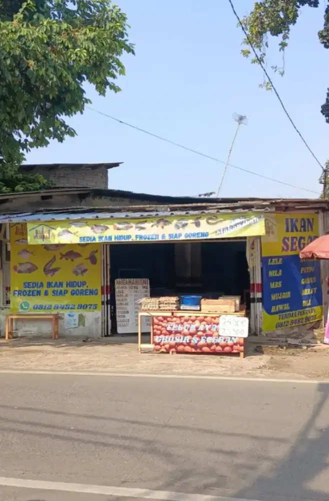 Penjaga kios telur dan ikan konsumsi