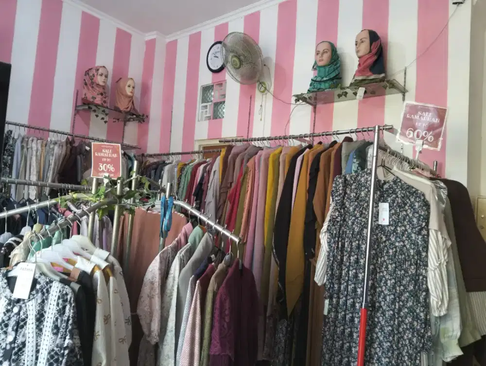Jaga toko busana muslim
