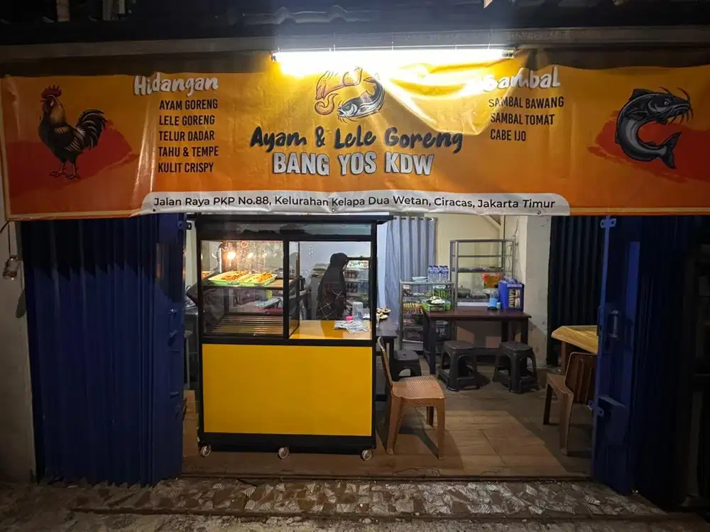 Karyawan Masak Ayam dan Lele Goreng