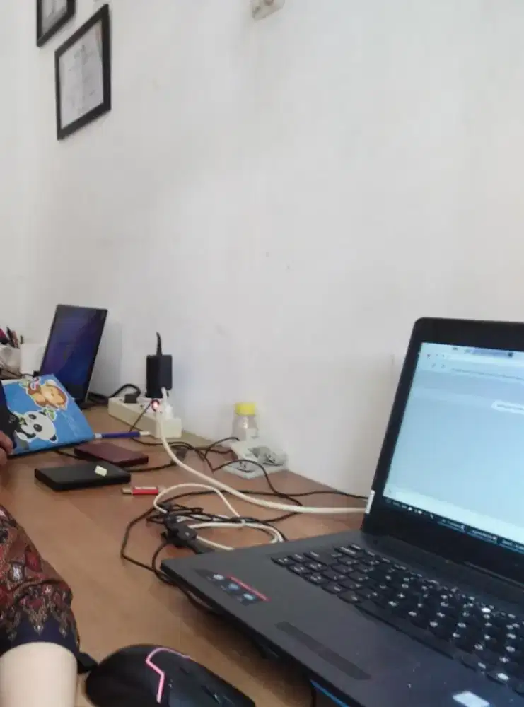 Mencari pekerjaan Admin onlineshop/ membuat desain canva