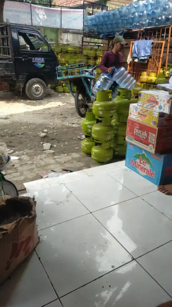 Di cari karyawan Pengantar Galon  memakai motor & Waiter warung makan