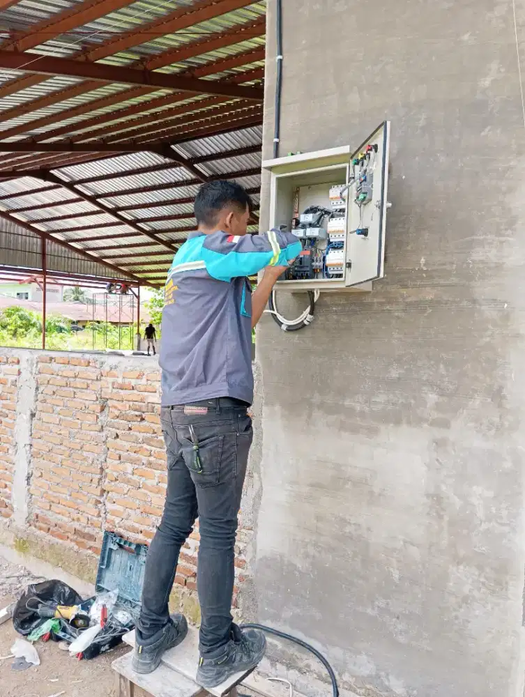 Tukang listrik medan