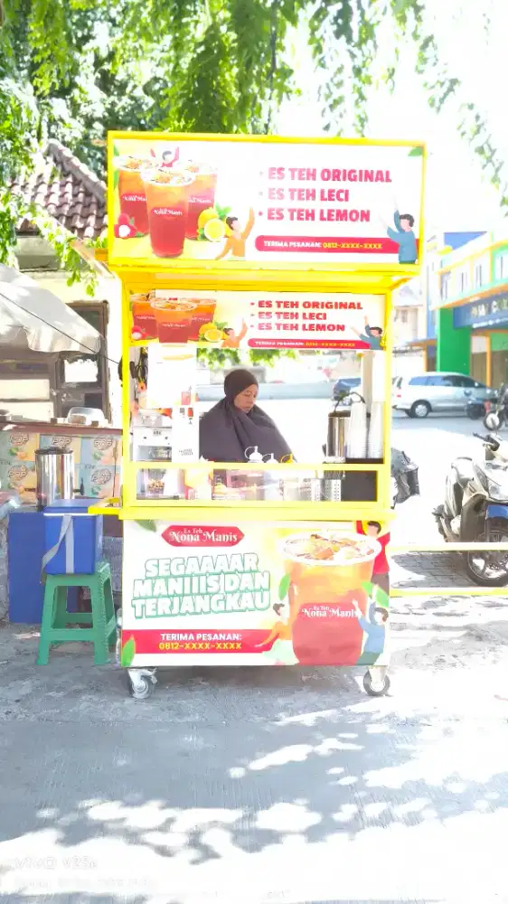 Gerobak es teh Nona Manis